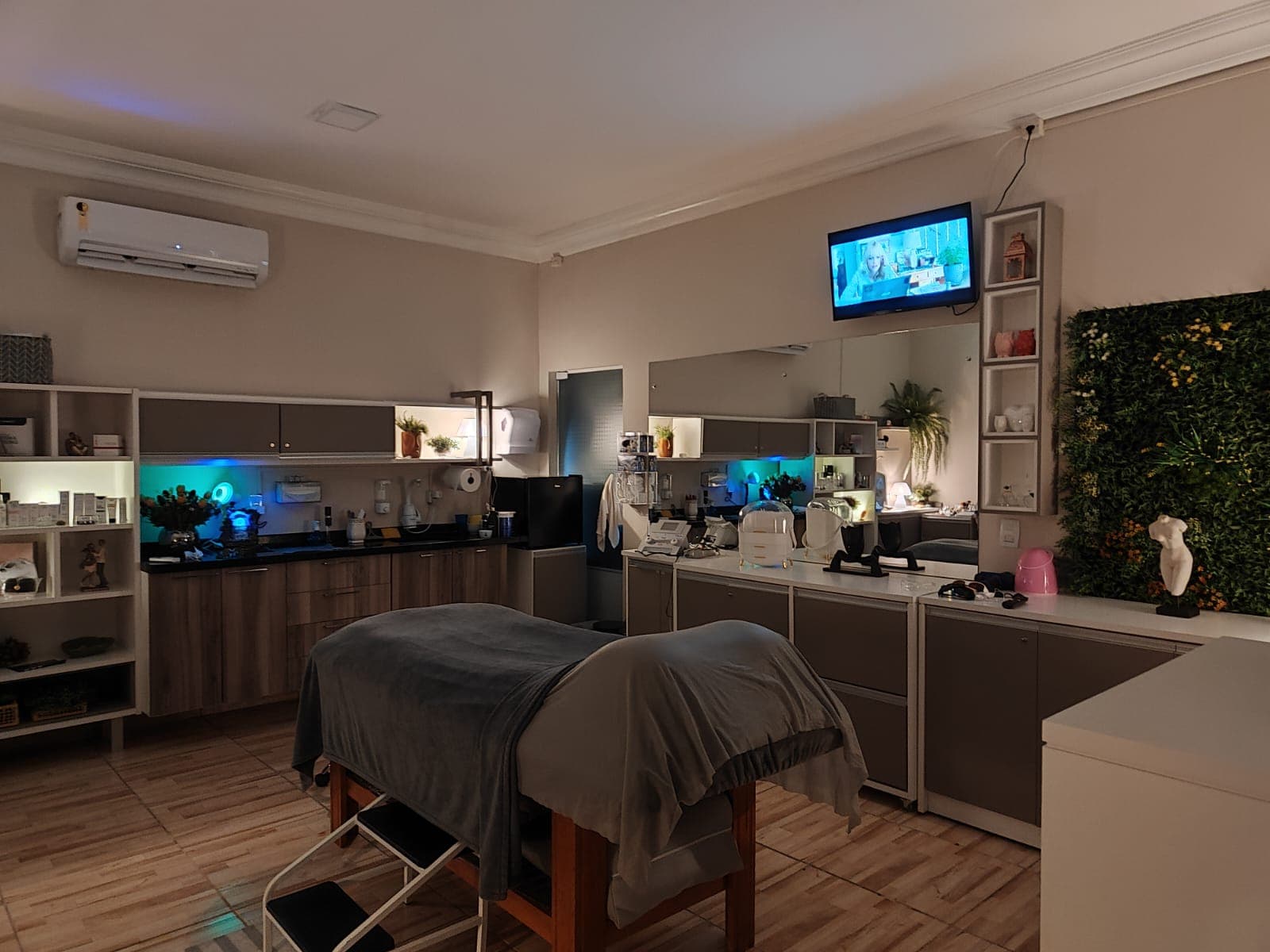 Sala de estética da SF Centro Terapêutico, com maca e bancada de atendimento.