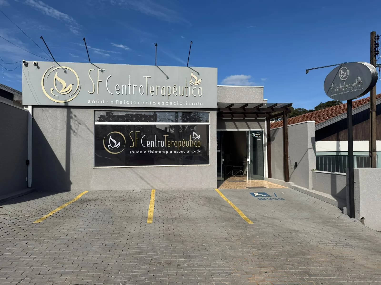 Fachada da SF Centro Terapêutico, com a sinalização oficial.