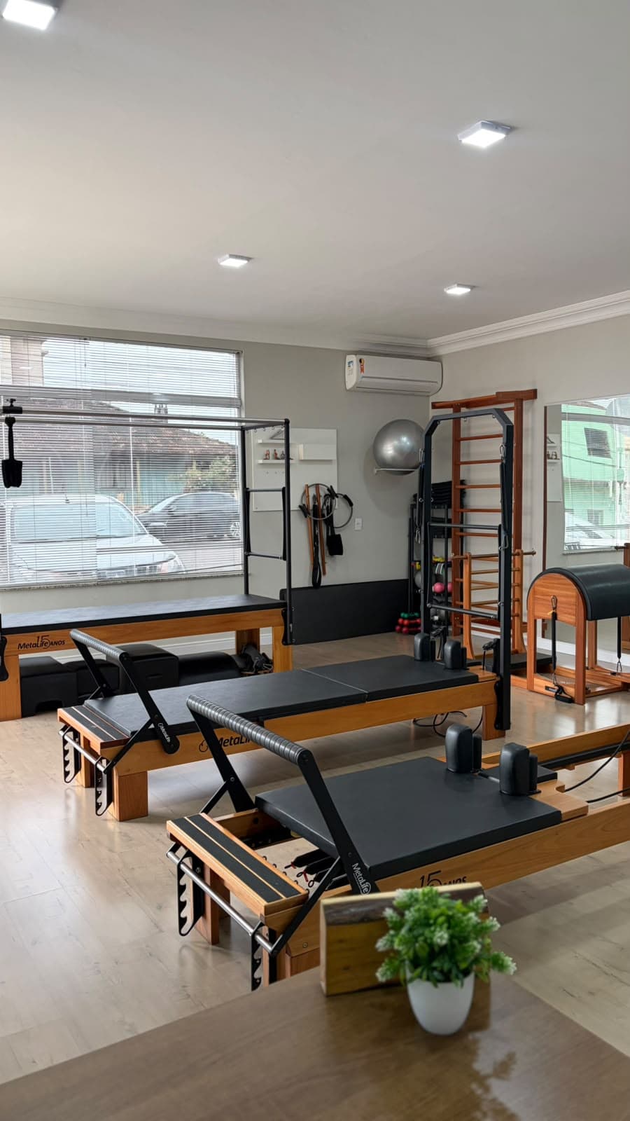Reformers do estúdio de Pilates da SF Centro Terapêutico, vistos de outro ângulo.