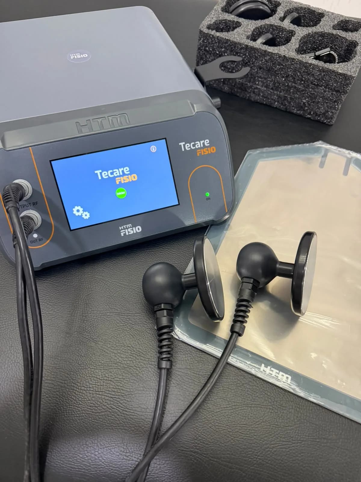 Equipamento de tecarterapia da SF Centro Terapêutico, com eletrodos e acessórios.